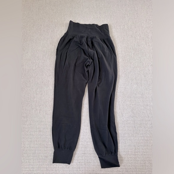 Women’s black Athleta Salutation Joggers - Picture 3 of 4